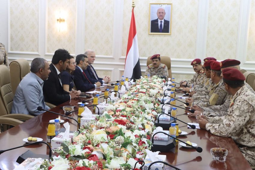 وزير الدفاع يلتقي وفد المعهد الديمقراطي الأمريكي
