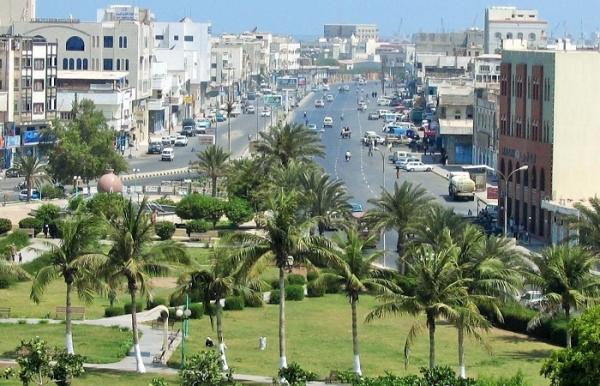 مليشيا الحوثي تنقل معدات عسكرية إلى الأحياء السكنية بمدينة الحديدة