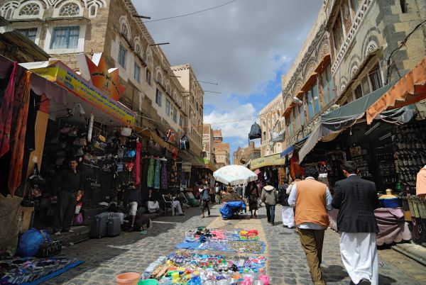 قبيل رمضان.. عناصر الحوثي تدشن حملة نهب التجار في صنعاء وتمنع توزيع الزكاة على الفقراء