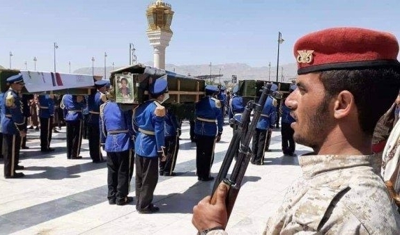 بصورة غامضة .. مليشيات الحوثي تعترف بمصرع ثلاثة من مقاتليها ينتحلون رتبا عسكرية