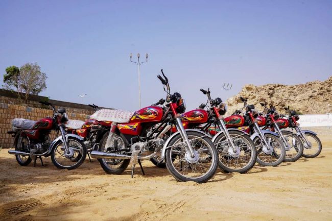 نائب رئيس "القيادة الرئاسي" يدشن توزيع 150 دراجة نارية لأمن وشرطة ساحل حضرموت