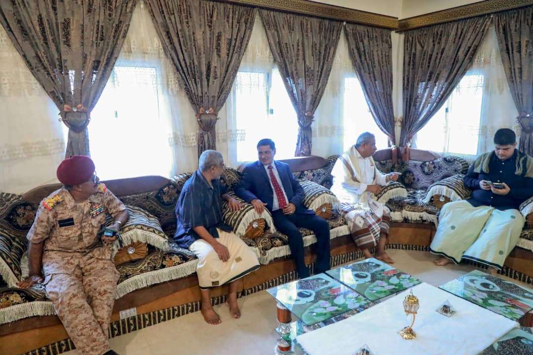 نائب رئيس مجلس القيادة يواصل زياراته للشخصيات العسكرية والصحفية والأدبية 