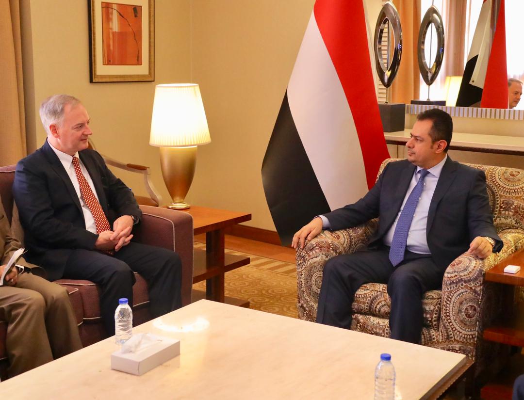 رئيس الوزراء: الإصطفاف إلى جانب الشرعية طوق النجاة الوحيد لإخراج اليمن من مرحلة الحرب إلى مرحلة السلام 