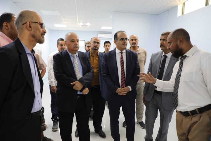 وزير الصحة يطلع على مستوى سير التجهيزات في مستشفى عدن التعاوني الخيري
