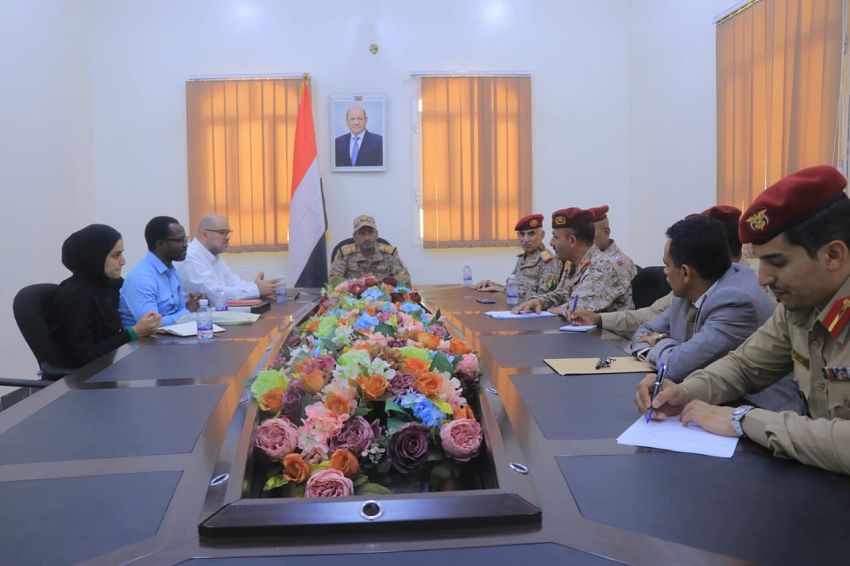 رئيس الأركان يلتقي وفد من الصليب الأحمر الدولي