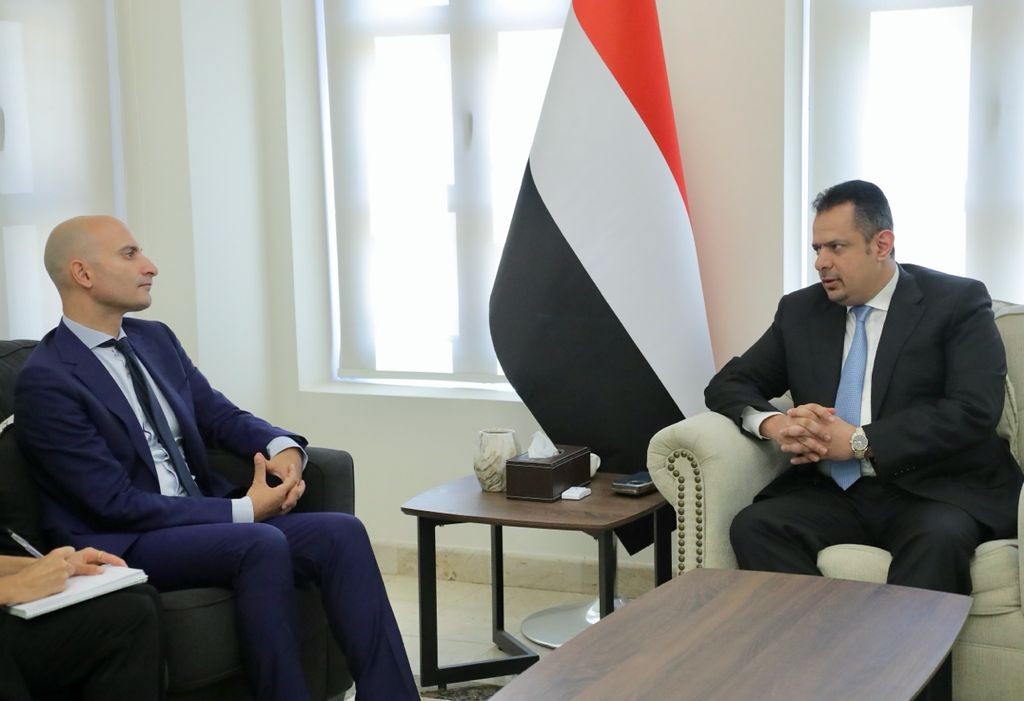 رئيس الوزراء يستقبل السفير الفرنسي لدى اليمن ويناقش معه دور بلاده الداعم للشرعية