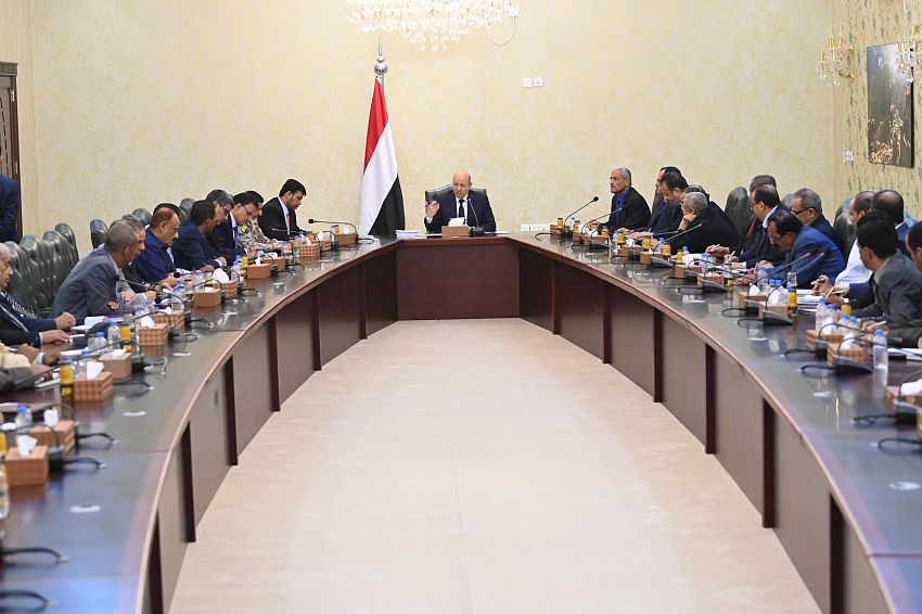 الرئيس العليمي يجتمع باللجنة الأمنية والعسكرية