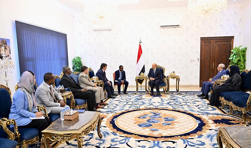 رئيس مجلس القيادة الرئاسي يستقبل بقصر معاشيق منسق الشؤون الانسانية