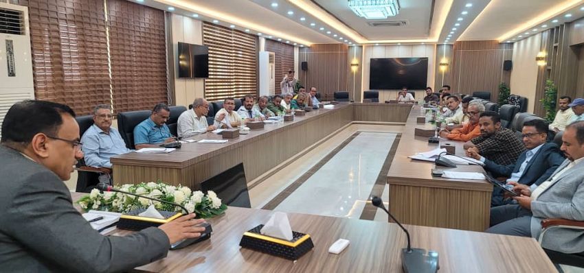 السقطري يترأس أجتماعاً موسعاً لمناقشة تعزيز عملية تحصيل الايرادات وتنميتها