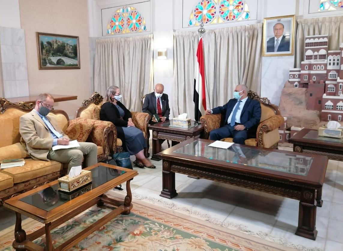 وزير المياه والبيئة يبحث مع القائم بأعمال السفير الأمريكي وضع خزان صافر النفطي
