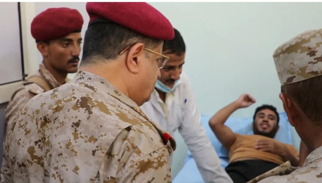 المقدشي يطّلع على الخدمات الطبية المقدمة لجرحى الجيش في مركز العلاج الطبيعي التابع لوزارة الدفاع  