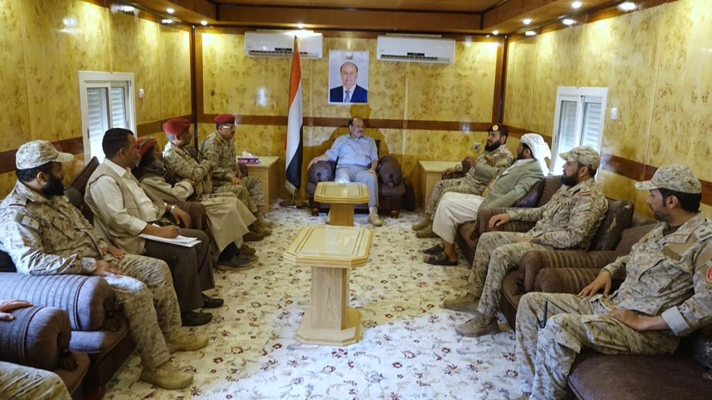 نائب الرئيس يلتقي وزير الدفاع ورئيس الأركان ومحافظي مأرب والجوف