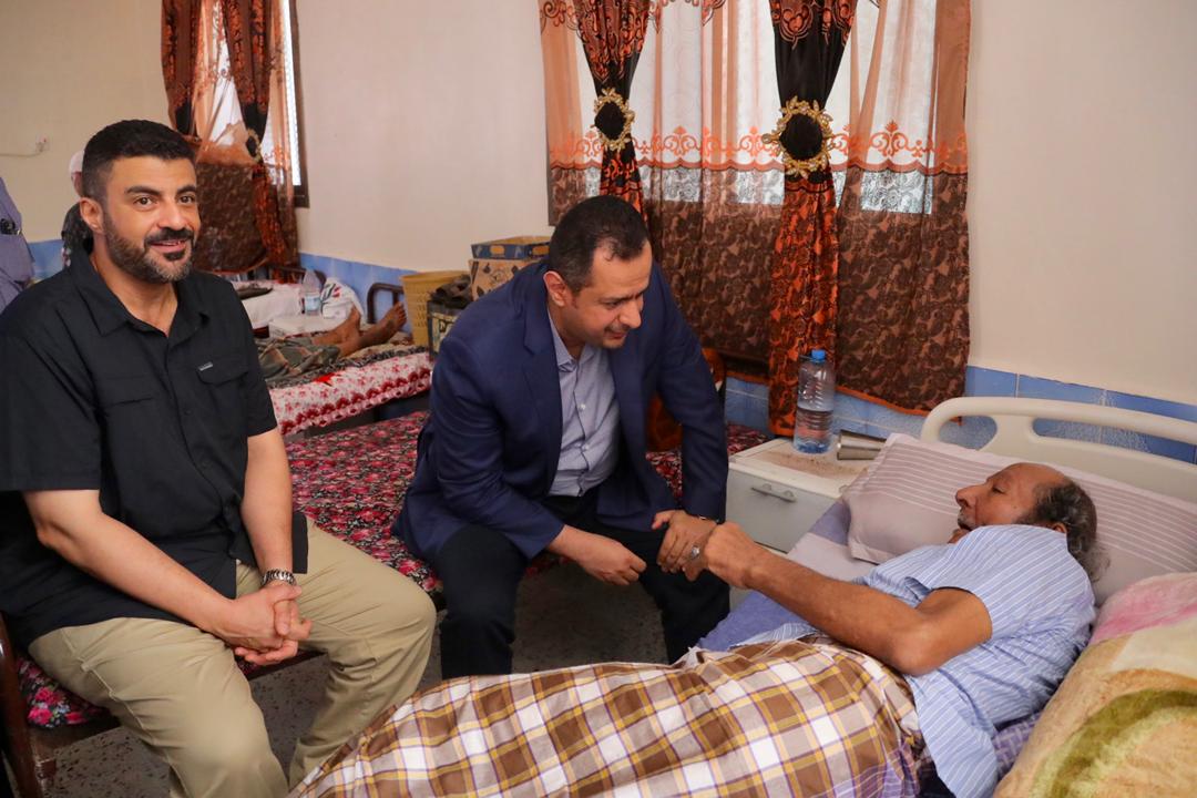 رئيس الوزراء يزور دار المسنين ويوجه برفع موازنته وتوفير إحتياجاته
