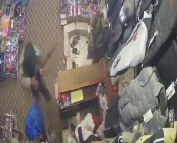شاهد.. نهب محلات تجارية في وضح النهار بصنعاء  