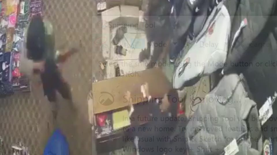 مشرف حوثي ينهب أموال محل تجاري في صنعاء بقوة السلاح