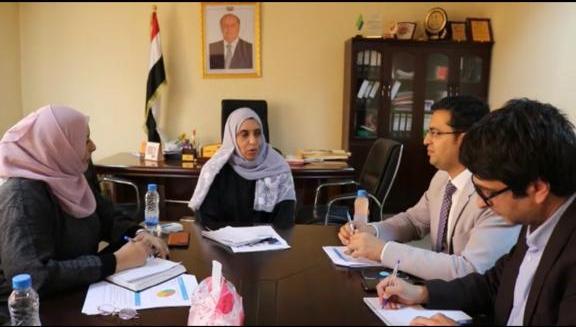 الكمال تبحث مع مسؤول في اليونيسيف تنفيذ مراحل مشروع الحوالات النقدية