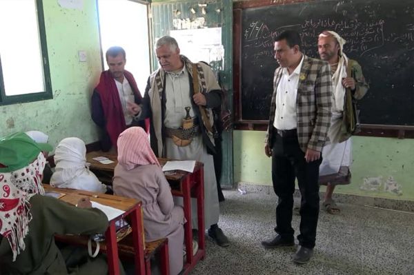 ريمة.. قيادي حوثي يحيل معلماً للتحقيق على خلفية تغيير حالته على واتساب