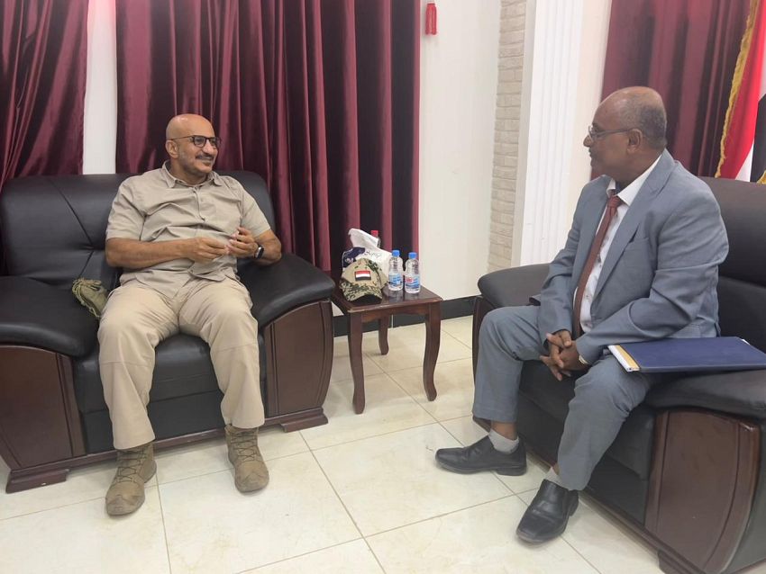 العميد طارق صالح يشدد على ضرورة استكمال دراسة المشاريع التنموية لمديرية الخوخة