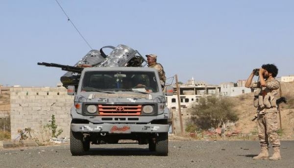 قوات الجيش تنفذ إلتفاف على مواقع الحوثيين شرق تعز