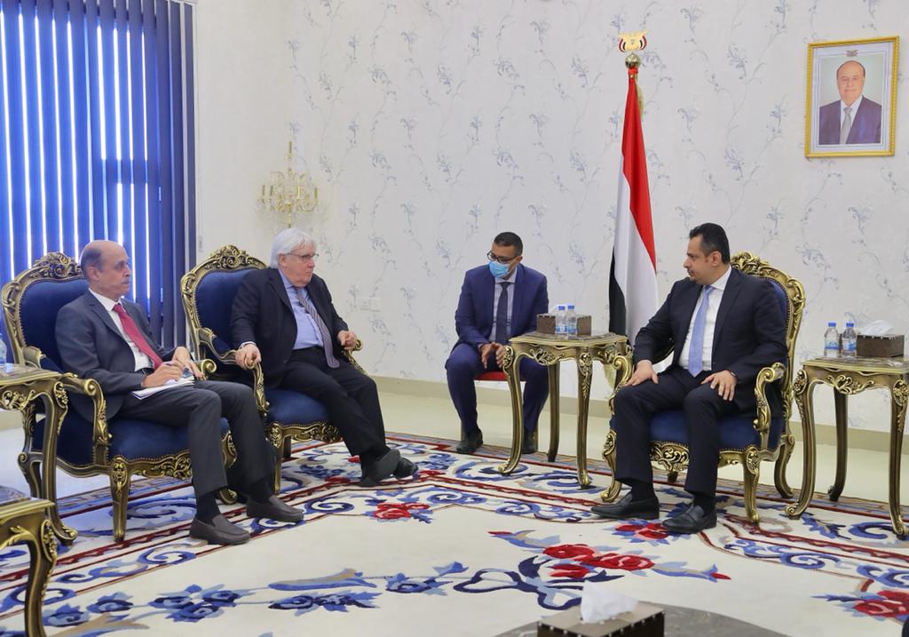رئيس الوزراء لجريفيتس: "الحوثيون وخبراء إيران اخترقوا كل الأعراف الدولية وهدفوا لإبادة الحكومة والدولة ونسف جهود السلام"