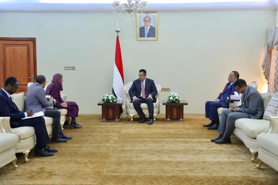 رئيس الوزراء يؤكد تسهيل العمل الإغاثي والإنساني في مختلف مناطق اليمن