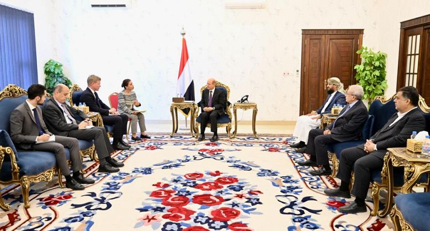 رئيس مجلس القيادة الرئاسي يستقبل في قصر معاشيق المبعوث الخاص للأمم المتحدة