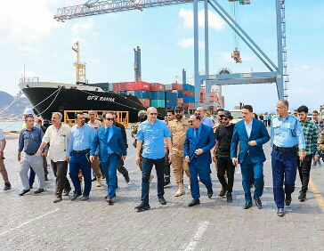 وزير النقل يتفقد سير العمل في ميناء عدن ويشدد على إنعاش حركته الملاحية
