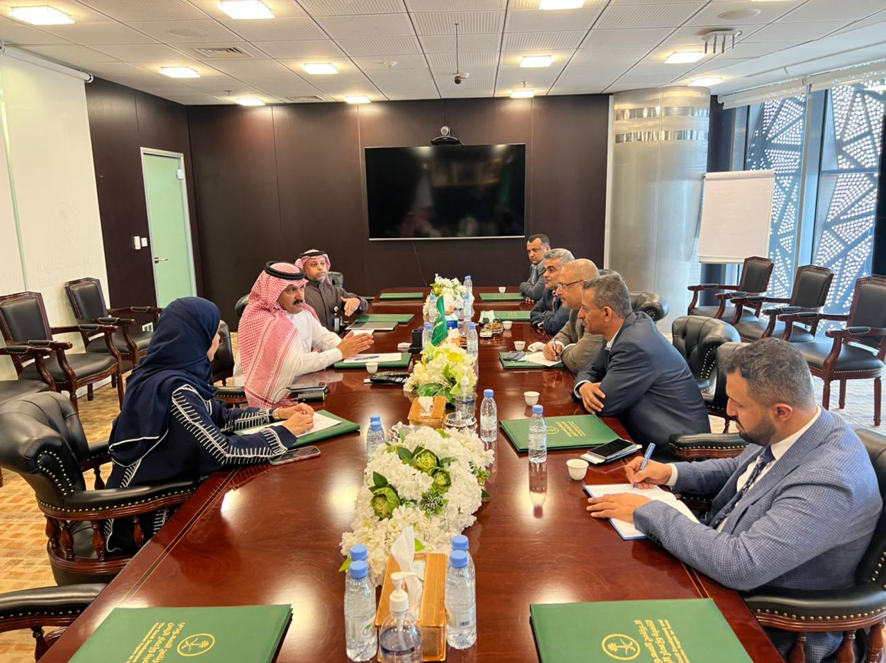 وزير التخطيط يبحث مع السفير السعودي دعم التنمية وإعادة الإعمار