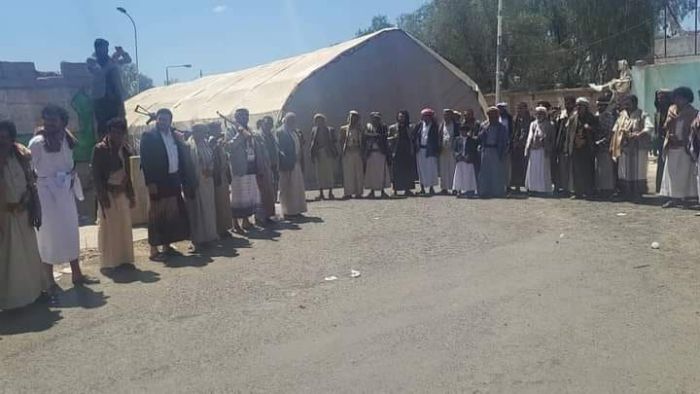 قبائل الحدا تنصب مخيماً بصنعاء للمطالبة بالقبض على عناصر حوثية قتلوا أحد أبنائها