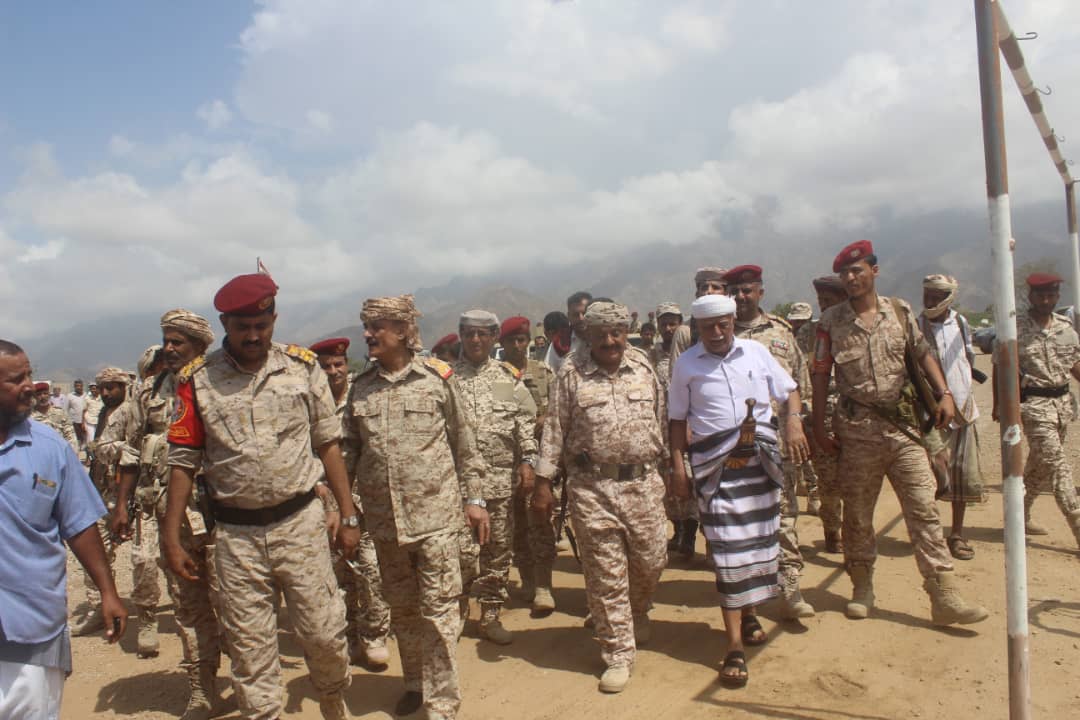 قائد المنطقة العسكرية الرابعة يتفقد أبطال الجيش في جبهة ثرة ويشيد بصمودهم الأسطوري وإنتصاراتهم العظيمة  