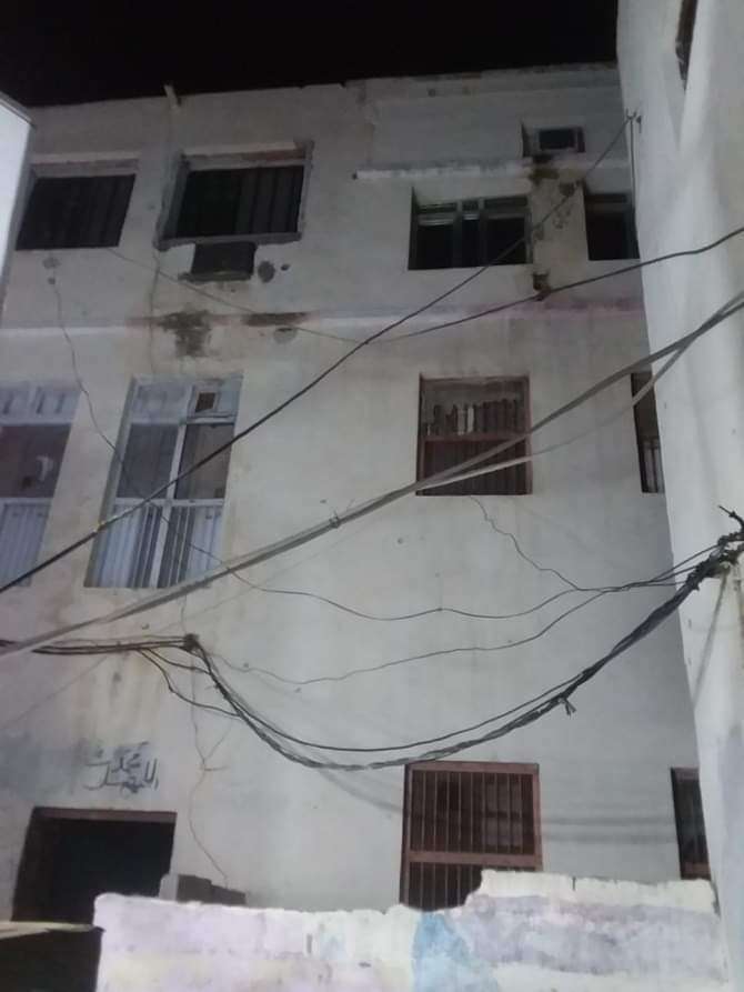 شاهد بالصور .. إنهيار مبنى سكني بالمعلا في عدن