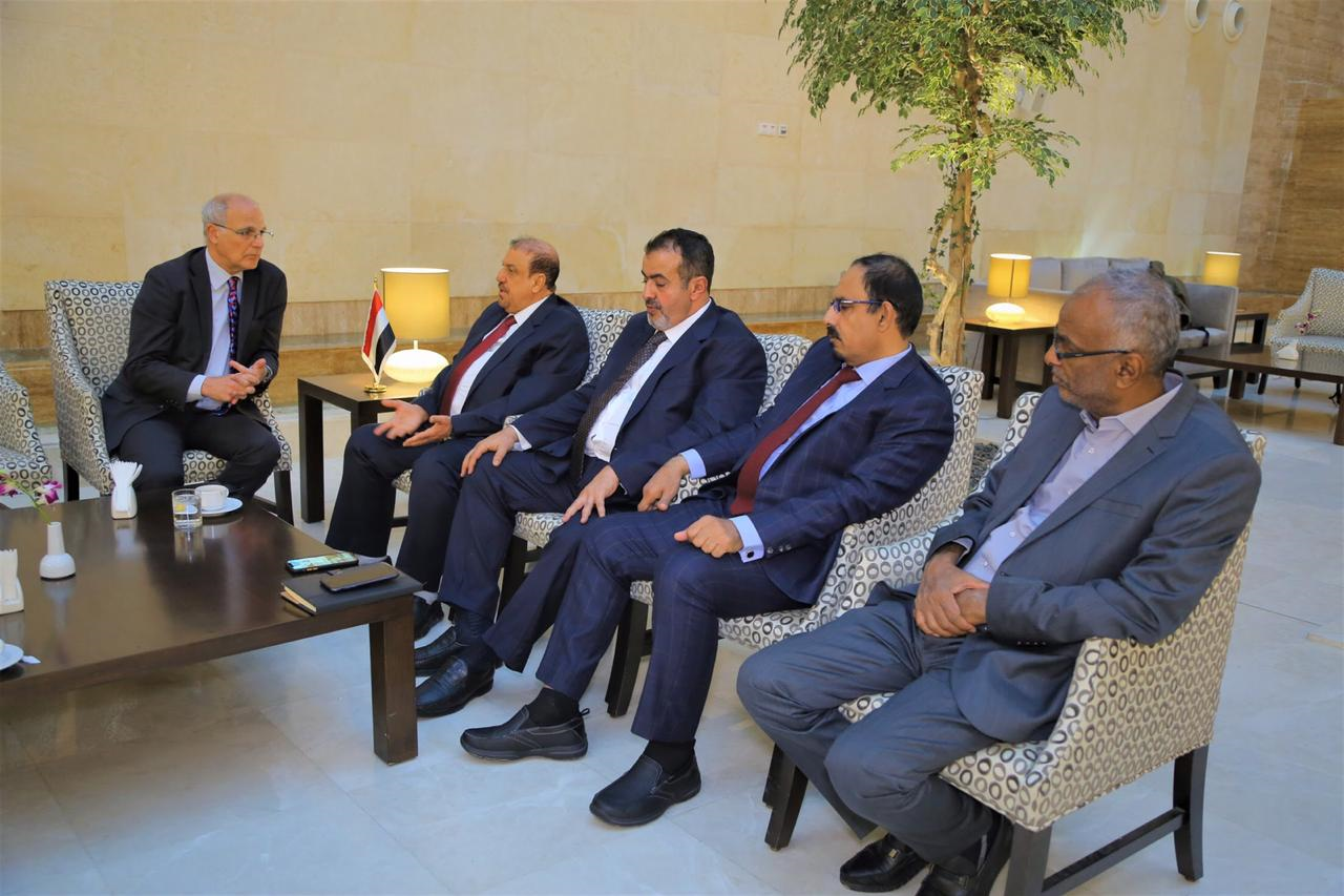 رئيس مجلس النواب يلتقي بالسفير البريطاني لدى اليمن