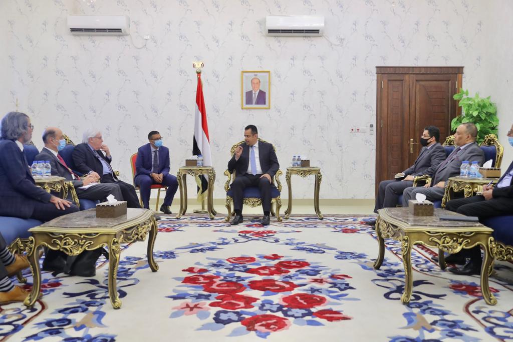 رئيس الوزراء: استهداف مطار عدن جرس انذار لخطورة عدم التعامل بحزم مع السلوك الإرهابي لمليشيا الحوثي
