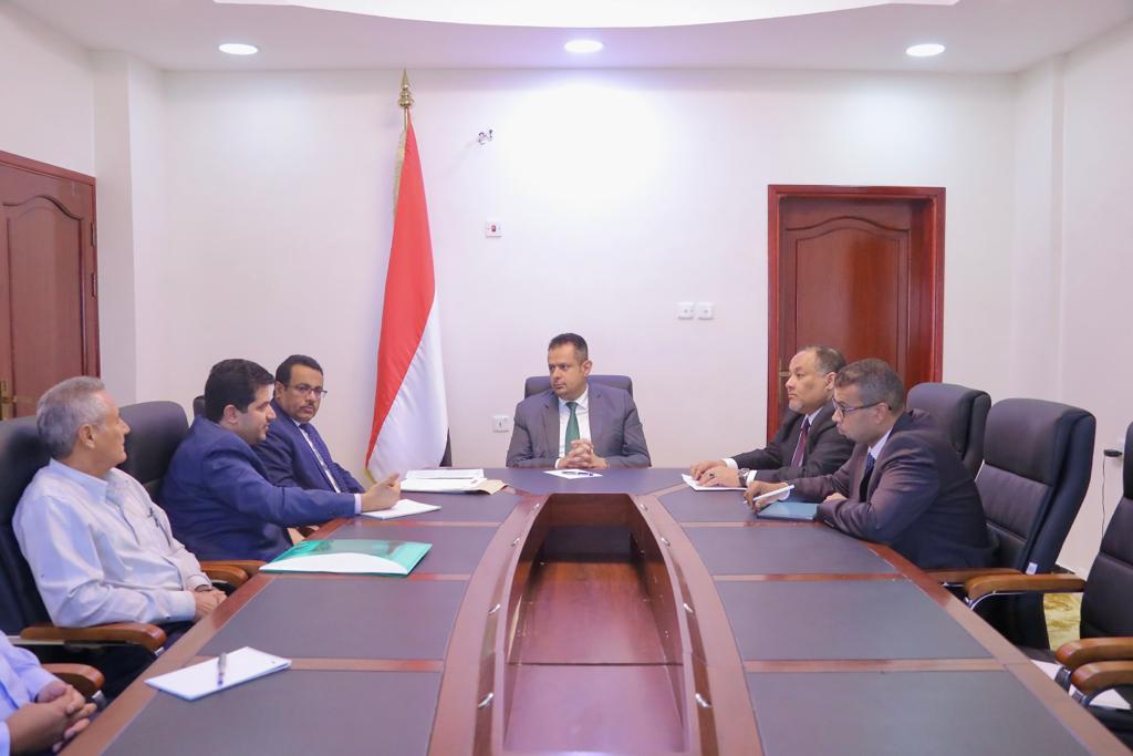 رئيس الوزراء يعقد اجتماع مشترك لمناقشة الوضع التمويني للمشتقات النفطية والغاز المنزلي