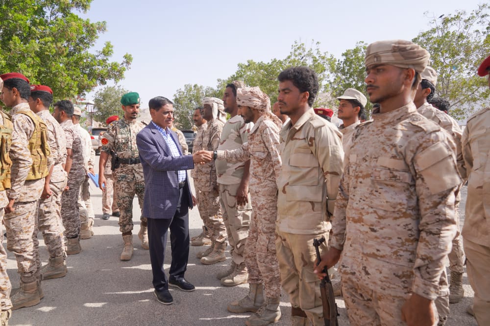 نائب رئيس مجلس القيادة يكرم نقطة مركز بلفقيه ويمنح قيادتها درع المنطقة العسكرية الثانية