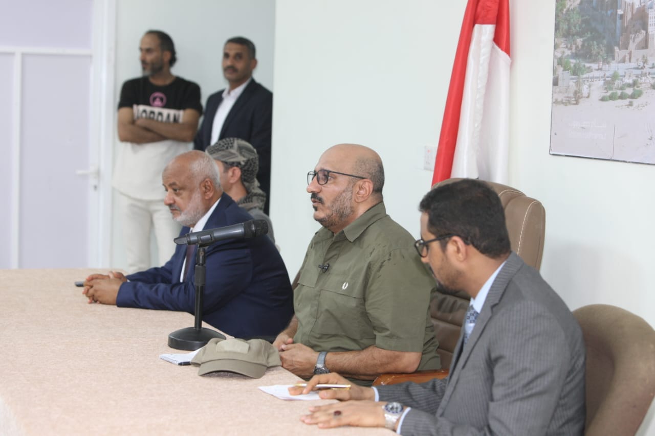 نائب رئيس مجلس القيادة الرئاسي طارق صالح يلتقي قيادة السلطة المحلية في محافظة الحديدة