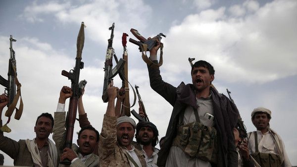 قيادي حوثي يعتدي بالطعن والضرب على مدير مستشفى في عمران.. والسبب صادم