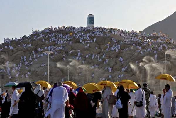 وزارة الأوقاف تعلن وصول كامل حجاج اليمن إلى "صعيد عرفات"