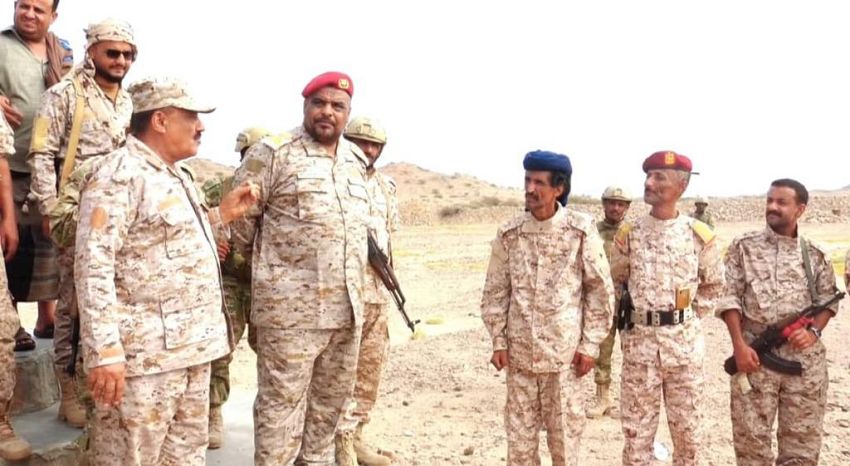 قائد المنطقة الرابعة يطلع على الوضع العسكري وأحوال المقاتلين في محور طور الباحة