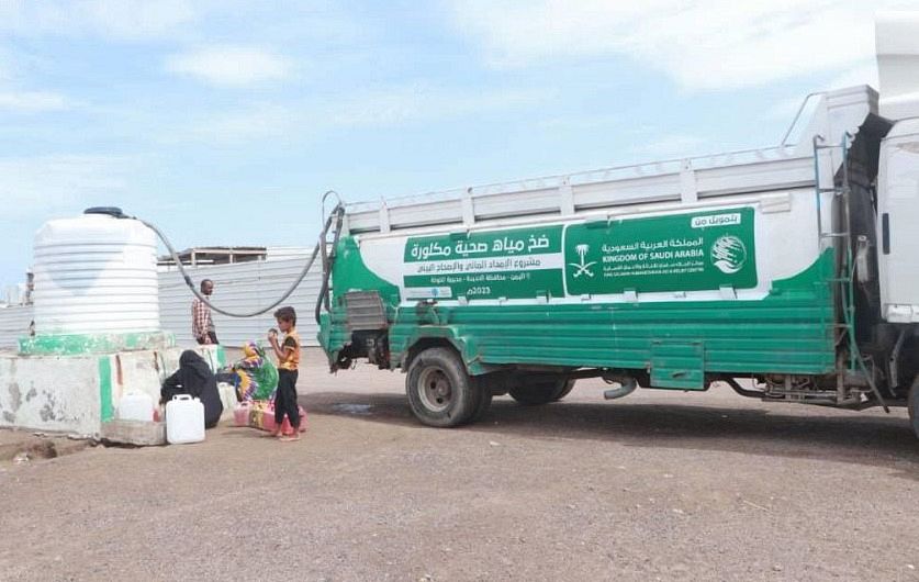 خلال أسبوع.. مركز الملك سلمان يضخ 882 ألف لتر من المياه في الحديدة