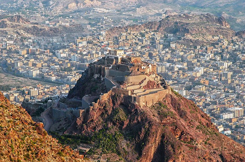 استشهاد وإصابة 4 من أبطال الجيش الوطني بقصف مسيرة حوثية غرب تعز