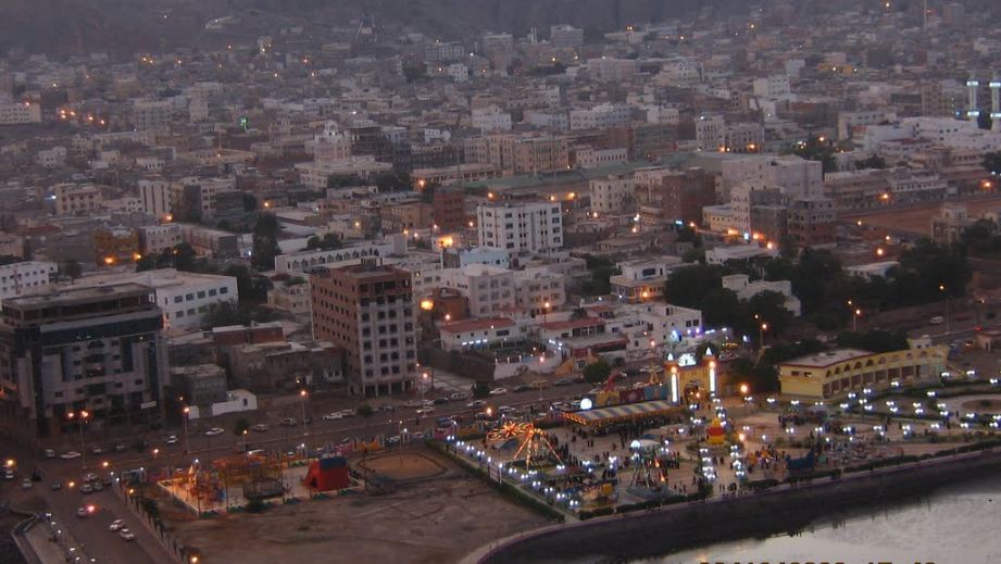 احكام السيطرة على أهم المعسكرات المطلة على عدن .. والحماية الرئاسية تطرد الانتقالي الجنوبي من جزيرة العمال