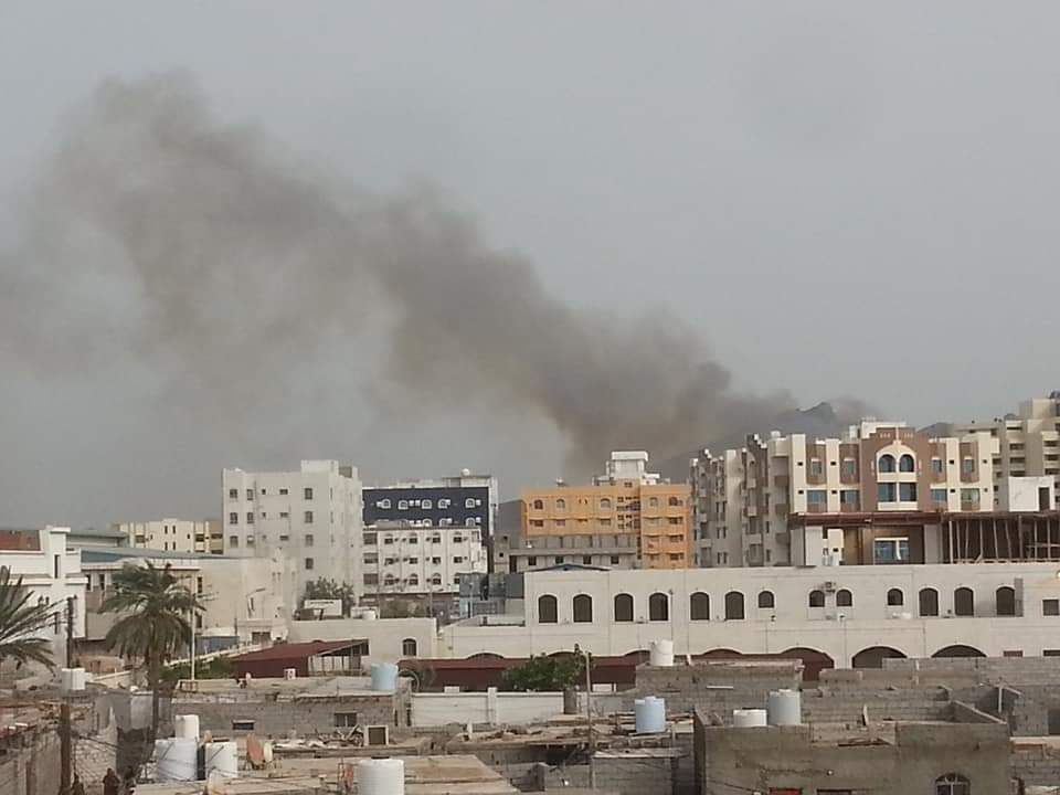 ورد الآن .. مليشيا الإنتقالي تطلق النار بكثافة وعشوائية على الأحياء السكنية في «كريتر» وتتحصن بمنازل المواطنين.. والأهالي يطلقون صرخات إستغاثة 