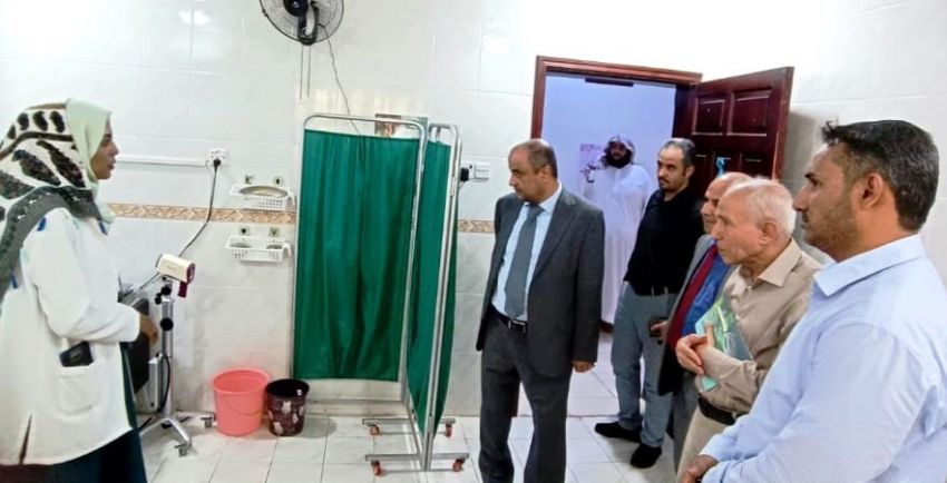 عدن.. وزير المالية يتفقد أوضاع مؤسسة مكافحة السرطان