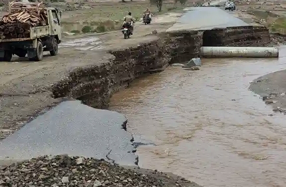 الحكومة تدعو الشركاء الإقليميين والدوليين لدعم جهود التصدي لإضرار المنخفض الجوي في الحديدة وحجة