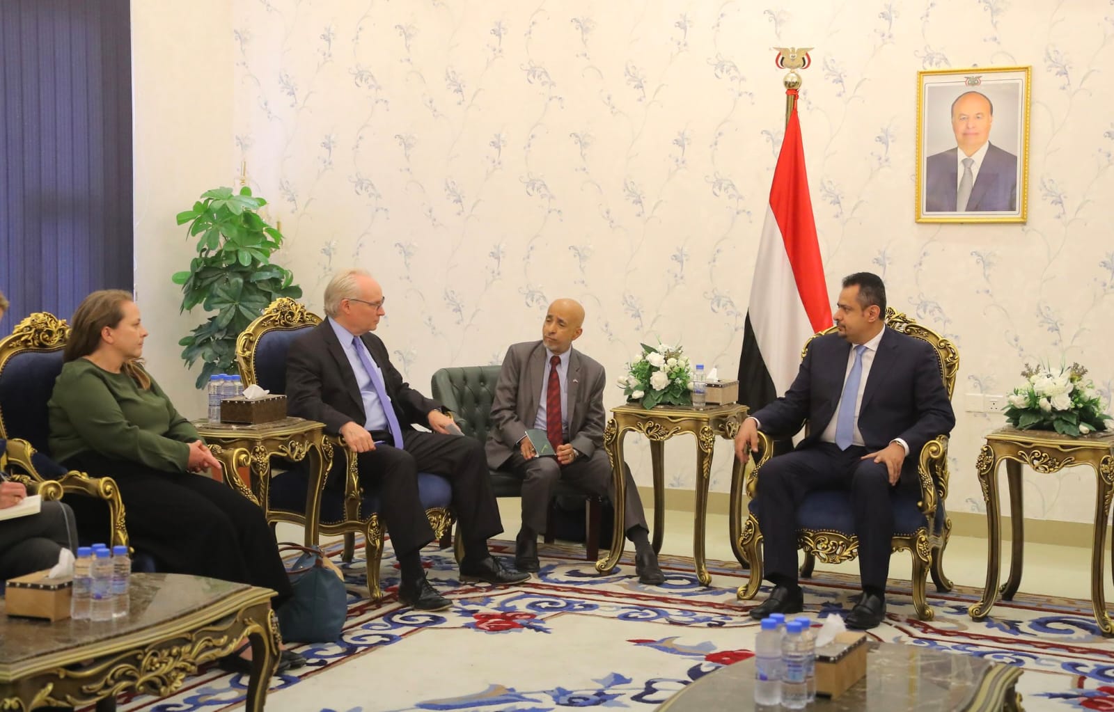 رئيس الوزراء يستقبل في عدن المبعوث الأمريكي والقائمة باعمال سفارة الولايات المتحدة