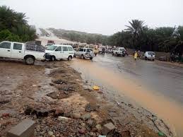 "البرنامج السعودي" يسحب مياه الأمطار والسيول  ويفتح الطرقات في "سقطرى"