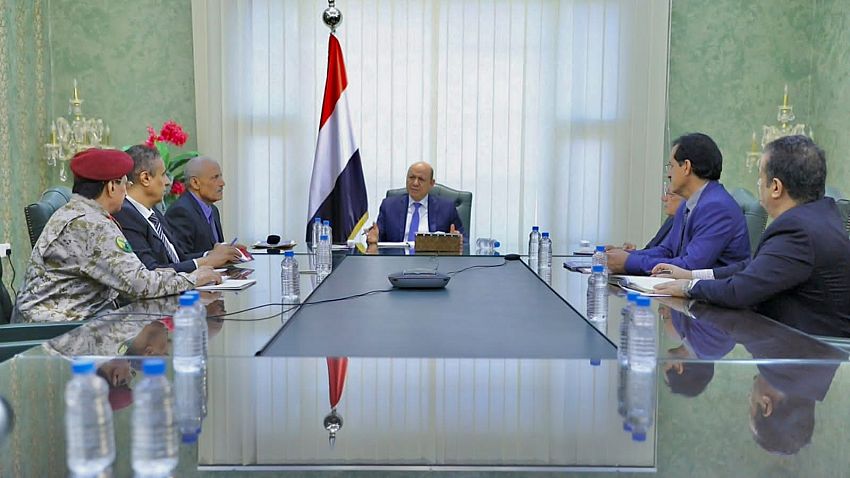 الرئيس العليمي يجتمع باللجنة الأمنية والعسكرية ويتسلم تقريرها النهائي