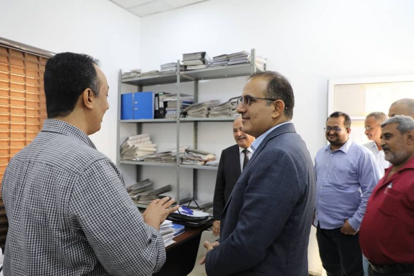 وزير الصحة يطلع على سير العمل في مكتب الوزارة بعدن