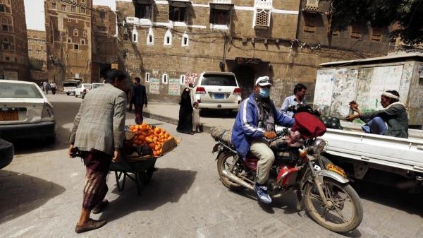 مع اقتراب العيد.. حملة حوثية تستهدف الباعة المتجولين